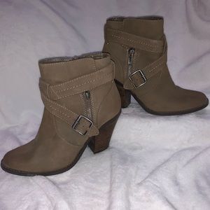 Taupe booties with buckle - bongo